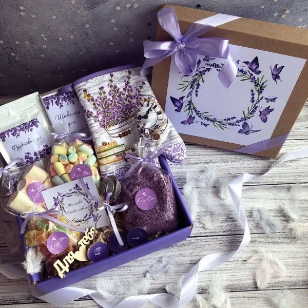 Geschenkbox im Indigo-Stil mit Blumen und Süßigkeiten