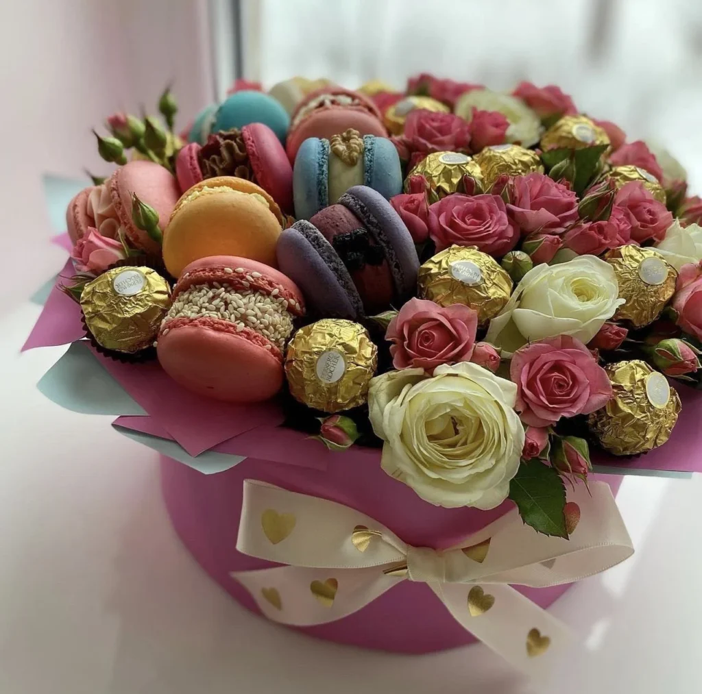 Geschenkpaket mit Rosen, Macarons und Ferrero Rocher - Verwöhnen Sie Ihre Liebsten mit einer eleganten und süßen Überraschung. Perfekt für jeden Anlass!