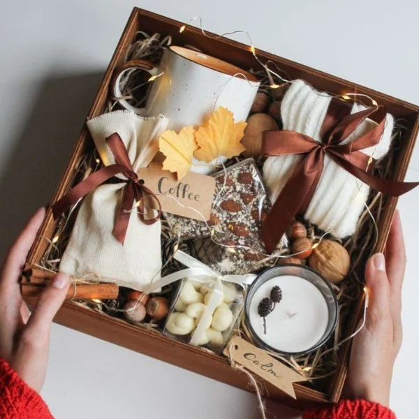 Geschenkbox mit Tasse, Süßigkeiten und Überraschungen